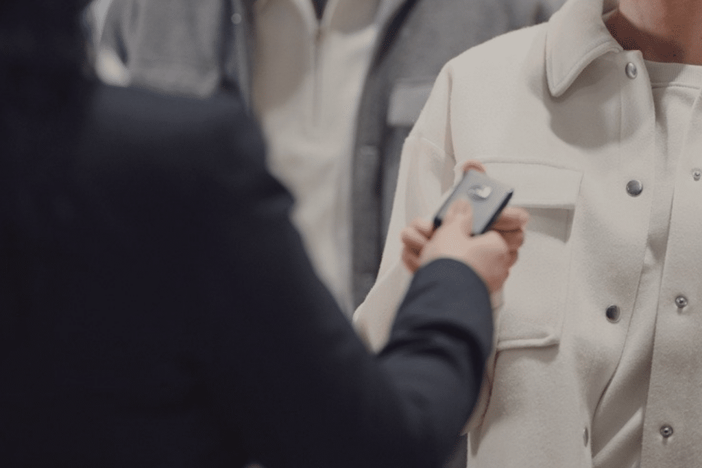 Image montrant une remise de clé de voiture et illustrant le droit des contrats et de la consommation
