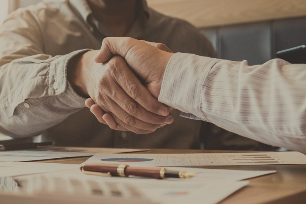 Image montrant une poignée de mains et illustrant le droit des contrats civils