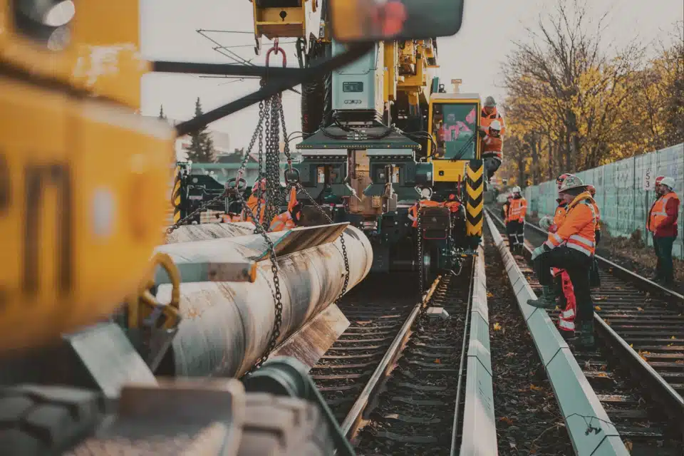 Photographie de travailleurs sur un chantier ferroviaire illustrant ici le droit du travail