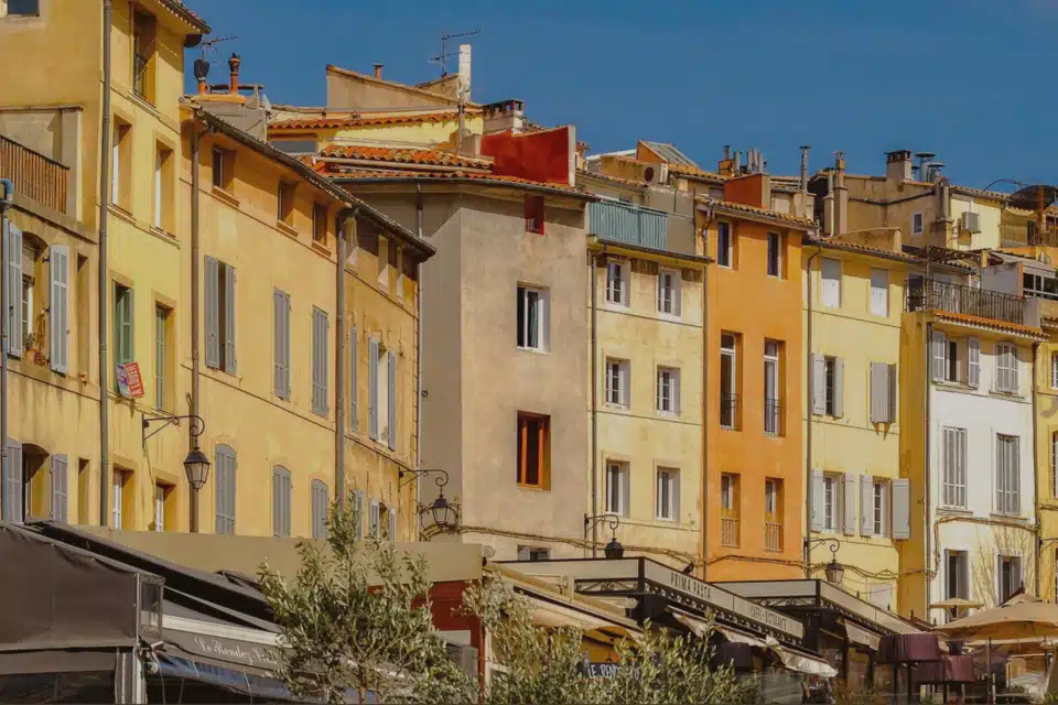 Photographie des immeubles de la Place des Cardeurs à Aix-en-Provence illustrant ici les décisions d'assemblée générale de copropriété