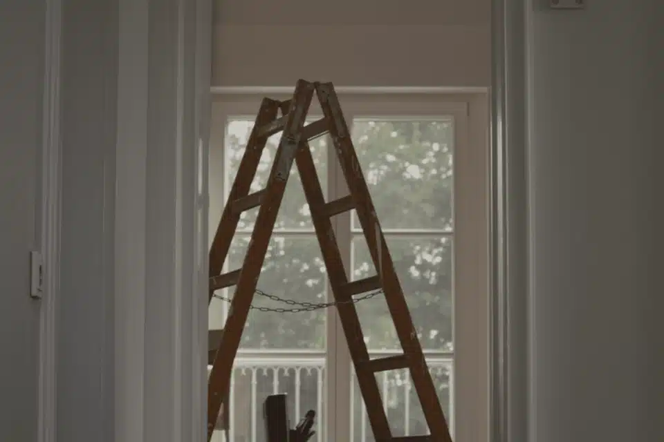 Photographie d'une échelle dans une maison illustrant ici les travaux après mise en œuvre de l'assurance dommages-ouvrage