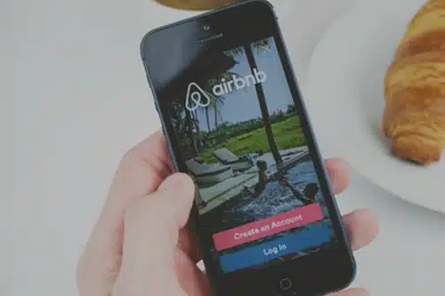 Photographie d'un téléphone sur une plateforme de location de tourisme illustrant ici la sous-location