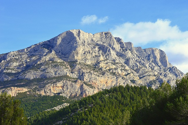 Image de la Sainte Victoire représentant ici la postulation devant le Tribunal judiciaire d'Aix en Provence