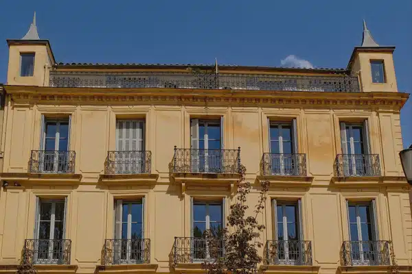 Photographie d'un immeuble aixois illustrant ici la copropriété et les pouvoirs du syndic