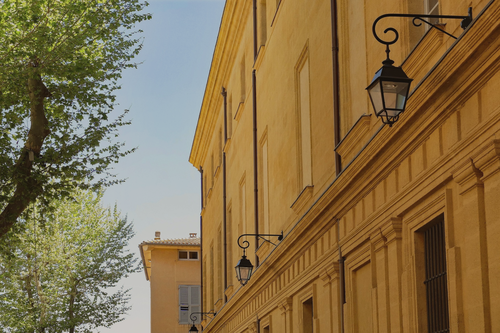 Droit immobilier (acceuil) WEBp l500px Photographie de bâtiment illustrant le droit immobilier, domaine de compétence de Maître Breton, Avocat à Aix-en-Provence