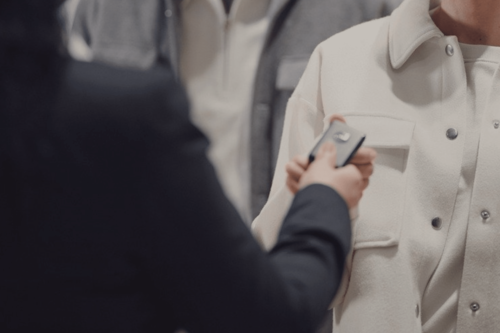 Consommation (Contrats et conso) WEBP l500px Image montrant une remise de clé de voiture et illustrant le droit des contrats et de la consommation