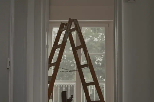 Photographie d'une échelle dans une maison illustrant ici les travaux après mise en œuvre de l'assurance dommages-ouvrage