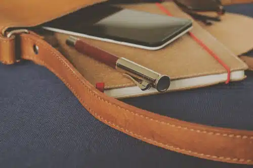 Photographie d'une mallette en cuir avec un agenda et une smartphone illustrant ici le droit à la déconnexion